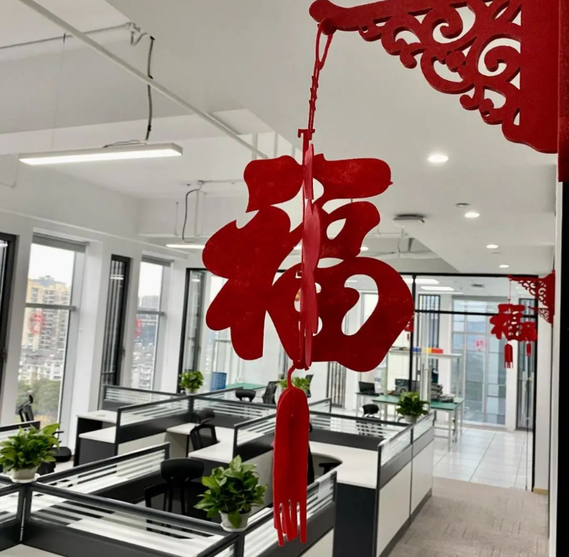 864153513432ec051e0fa904ac19b3f4 图片蕴含 室内, 桌子, 窗户, 大描述已自动天生